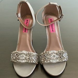 Women’s Silver Grey Size 5.5 Sandals Heels